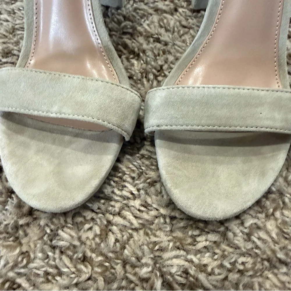 Steve Madden Carrson Sandals / Block Heels Size 7 in Grey/Taupe Suede Leather